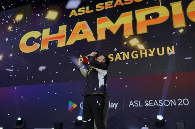 박상현이 26일 서울 ‘DN 콜로세움’에서 열린 ‘Google Play ASL 시즌20’ 결승전에서 우승컵을 들어올리고 있다. SOOP 제공