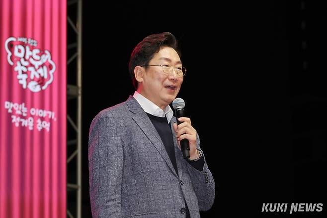 &nbsp;원강수 원주시장은 2025 원주만두축제에서 글로벌 축제로 과감한 방향 전환을 강조했다.