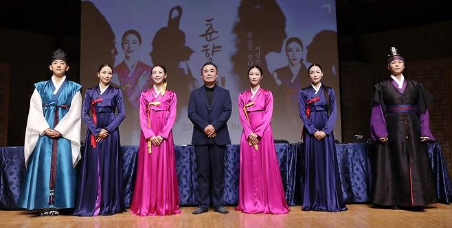 지난 22일 국립국악원에서 열린 무용극  ‘춘향단전’ 제작발표회에서 김충한(왼쪽에서 네 번째) 예술감독과 출연진이 포즈를 취하고 있다.      연합뉴스