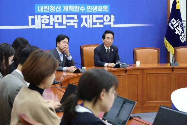 더불어민주당 박수현 수석대변인이 26일 서울 여의도 국회에서 부동산 대책 등 현안 관련 기자간담회를 하고 있다. 연합뉴스