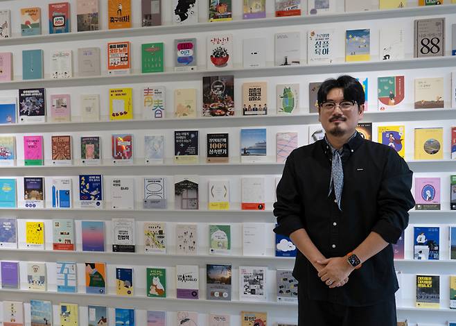 오성진 카카오 브런치 리더가 지난 15일 브런치 10주년 팝업 전시 ‘작가의 꿈’ 현장에 방문해 기념 사진을 촬영하고 있다. [사진 = 카카오]