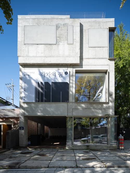 브런치 10주년 팝업 전시가 열린 서울 종로 유스퀘이크 건물 외관. [사진 = 카카오]