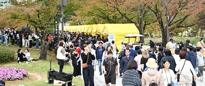 26일 김천 사명대사공원과 직지문화공원 등에서 개막한 김천김밥축제를 찾은 방문객들이 김밥을 사기 위해 장사진을 이루고 있다.  [김천시 제공]