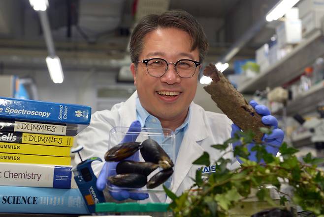 홍합과 나무껍질 등 폴리페놀 성분을 들고 포즈를 취하고 있는 이해신 교수[이해신 교수 제공]