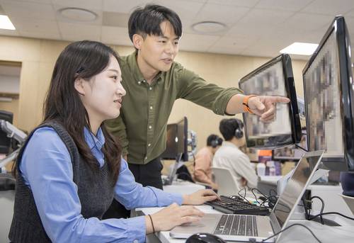 18일 삼성전자 인재개발원(경기도 수원)에서 삼성전자 감독관이 삼성직무적성검사 응시자를 대상으로 예비 소집을 진행하는 모습. <삼성전자>