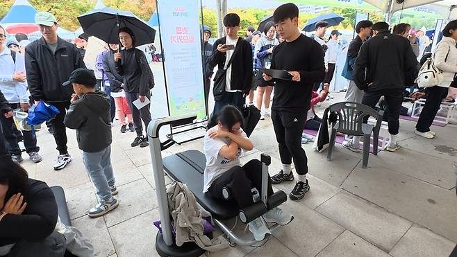 26일 여의도 한강공원에서 열린 ‘9988 체력장’에서 시민이 운동 프로그램에 참여하고 있다. <서울시>