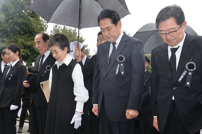 장동혁 국민의힘 대표(오른쪽 둘째)가 26일 국립서울현충원에서 열린 박정희 전 대통령 서거 46주기 추모식에 참석해 박근령 전 육영재단 이사장(오른쪽 셋째) 등과 묵념하고 있다. 한주형 기자