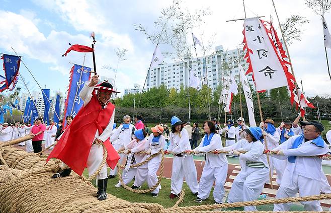 26일 오후 부산시 동래구가 주최한 제31회동래읍성역사축제 북문광장에서 임진왜란 당시 치열했던 동래성 전투를 재현한 실경 뮤지컬 ‘외로운 성’일반 방문객들이 참여한 가운데 펼쳐지고 있다/동래구청