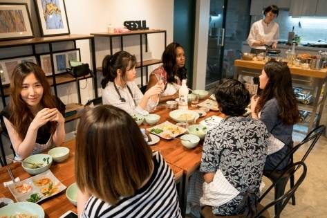 한국인의 일상식을 맛보며 K미식 관광을 체험하는 외국인 관광객. 한국관광공사