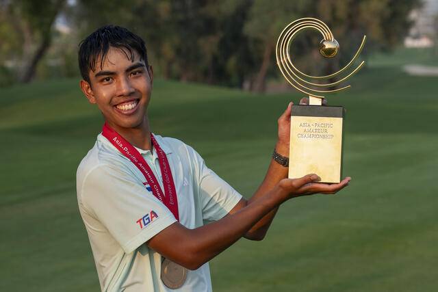 제16회 아시아 퍼시픽 아마추어 챔피언십(AAC) 정상에 오른 피파 라오팍디(태국)가 우승컵을 들고 환하게 웃고 있다. AAC