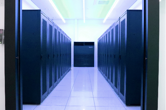 평택 BARO SPACE GPU 서버룸 내부 전경. 바로AI의 특허 리퀴드 쿨링(Liquid Cooling) 기술이 적용된 서버랙이 양쪽으로 배치돼 있으며, 공랭식 대비 전력 사용량을 약 30~35% 절감하고 저소음 환경을 구현한다. (사진=바로AI)