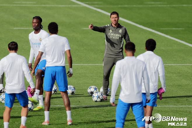 팀 훈련을 지휘하고 있는 사비 알론소 레알 마드리드 감독. 사진=AFPBBNews=News1