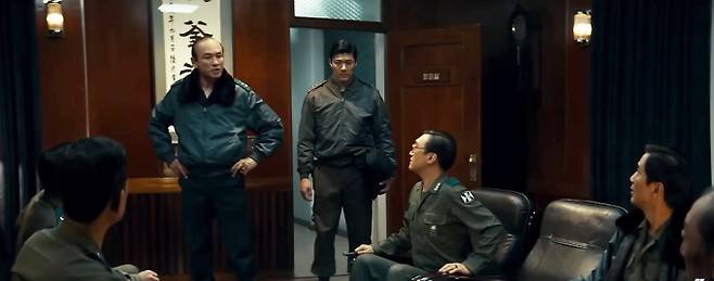 서울 중구 궁정동 중앙정보부 안전가옥에서 열린 만찬 자리에서 박정희 대통령이 김재규 중앙정보부장에게 피살됐다. 해당 장면은 영화 '서울의 봄'에서 전두광(황졍민 분)이 군사반란을 일으키기 전 신군부 세력을 소집하는 모습. /사진=유튜브 채널 '리뷰 봐야지' 캡처