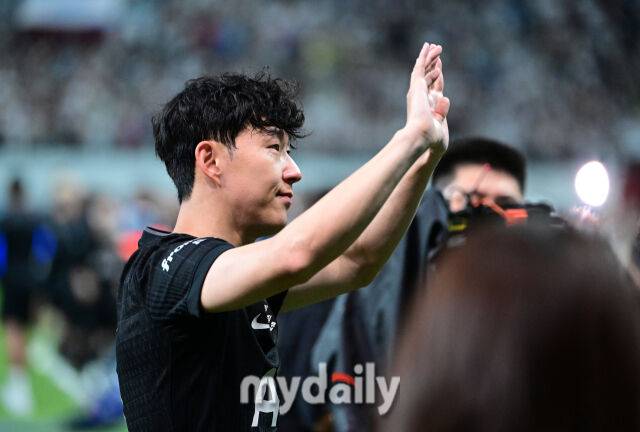 2025년 8월 3일 오후 서울월드컵경기장에서 쿠팡플레이 시리즈 '토트넘 홋스퍼 FC와 뉴캐슬 유나이티드 FC'의 경기가 열렸다. 토트넘에서 마지막 경기를 뛴 손흥민이 경기 후 관중들에게 인사하고 있다./마이데일리 DB