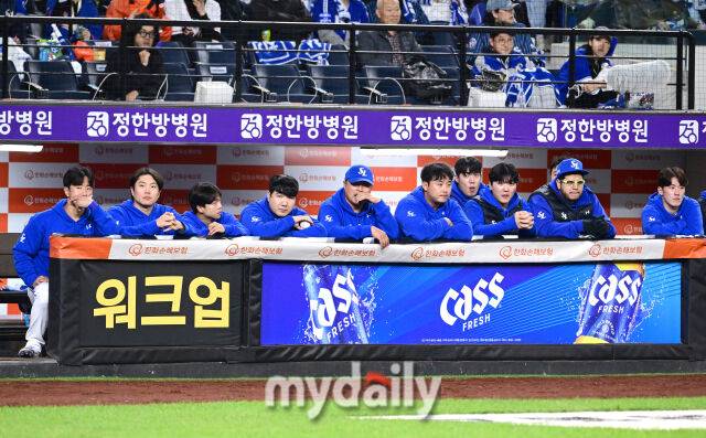 2025년 10월 24일 오후 대전한화생명볼파크에서 열린 '2025 신한 SOL BANK KBO 포스트 시즌' 삼성 라이온즈와 한화 이글스의 플레이오프(PO) 5차전 경기. 삼성 더그아웃 선수들이 지켜보고 있다./마이데일리