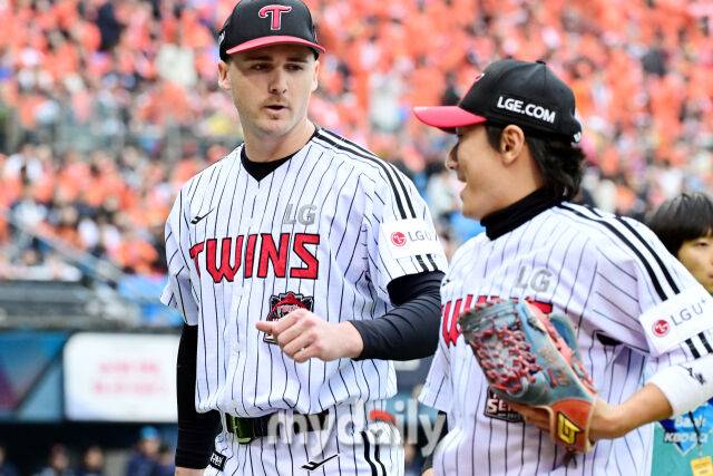 26일 오후 서울 잠실야구장에서 진행된 '2025 신한 SOL Bank KBO 한국시리즈 1차전' 한화 이글스와 LG 트윈스의 경기. LG 선발 톨허스트가 5회초 이닝을 끝낸 뒤 신민재와 하이파이브를 하고 있다./잠실=곽경훈 기자 kphoto@mydaily.co.kr