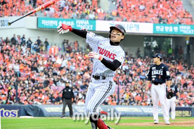 26일 오후 서울 잠실야구장에서 진행된 '2025 신한 SOL Bank KBO 한국시리즈 1차전' 한화 이글스와 LG 트윈스의 경기. LG 박해민이 5회초 선두타자로 등장해 한화 문동주를 상대로 솔로 홈런을 때린 뒤 기뻐하고 있다./잠실=곽경훈 기자 kphoto@mydaily.co.kr