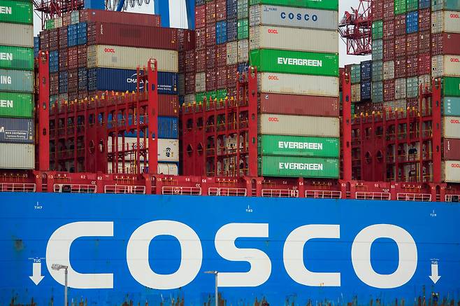 중국 국유해운사인 중국원양해운(코스코·COSCO) 이름이 적힌 한 컨테이너선의 모습. [게티이미지]