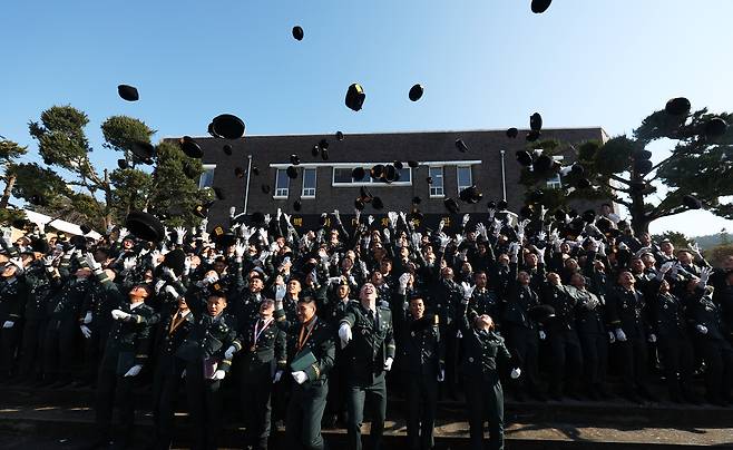 베레모 던지는 신임 특전부사관들. [연합]