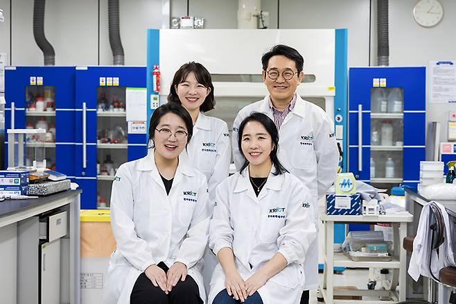 이번 연구를 수행한 공동연구진. 하미진(왼쪽 아래부터 시계 반대 방향) 선문대 교수, 김기영 화학연 책임연구원, 정원훈 선임연구원, 최경진 연구원.[한국화학연구원 제공]