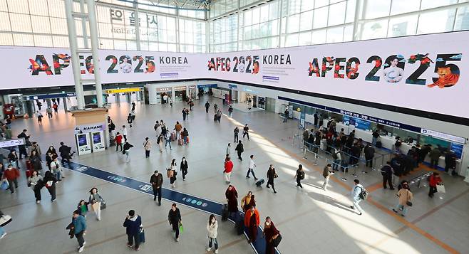 2025 아시아태평양경제협력체(APEC) 정상회의 개막을 일주일 앞둔 24일 서울역 대합실 전광판에 APEC 홍보영상이 표시되고 있다. [연합]