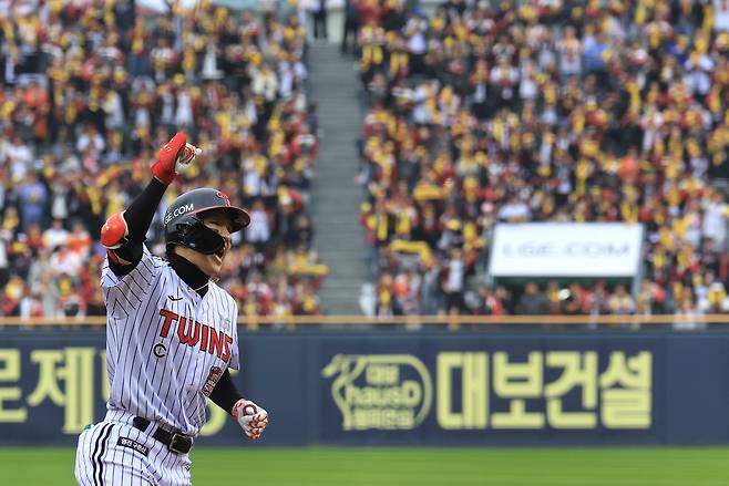 26일 서울 잠실구장에서 열린 2025 신한 SOL 뱅크 KBO 한국시리즈 한화 이글스-LG 트윈스 1차전 경기. 5회말 LG 선두타자 박해민이 솔로홈런을 날리고 그라운드를 돌고 있다.  [연합]