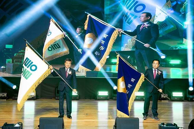 ‘2025 울릉군민의 날 및 독도의 날’ 기념행사에서 남한권 군수와 이상식 의장이 울릉군 군기와 울릉군 의회기를 흔들고 있다.[울릉군 제공]