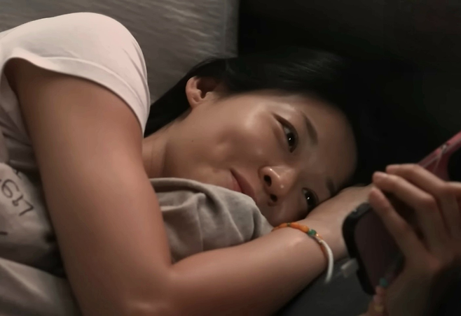 배우 설현이 나혼자산다에 출연해 숏폼 콘텐츠를 시청하고 있는 모습. [MBC 유튜브 갈무리]