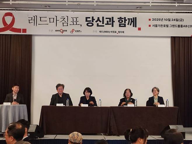 [서울=뉴시스] 이승주 기자=지난 24일 개최된 '레드마침표, 당신과 함께!' 행사에서 패널토크가 진행되는 모습. 2025.10.26. heyjude@newsis.com *재판매 및 DB 금지