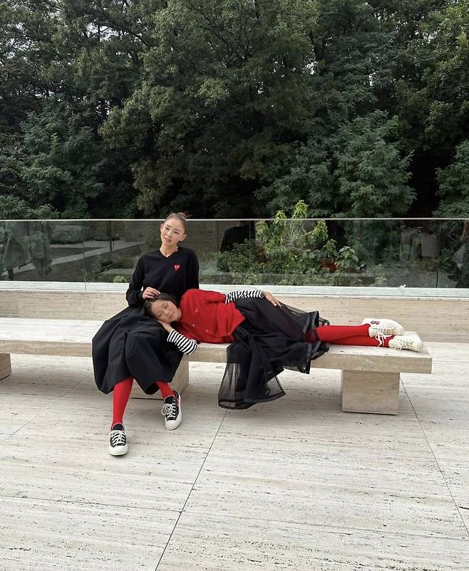 [서울=뉴시스] 야노 시호, 추사랑. (사진=아이즈 매거진 제공, 추사랑 인스타그램 캡처) 2025.10.26. photo@newsis.com *재판매 및 DB 금지