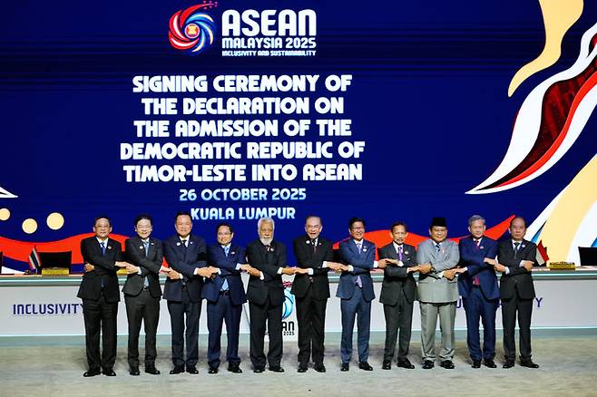 [쿠알라룸푸르=AP/뉴시스] 26일(현지 시간) 말레이시아 쿠알라룸푸르에서 동남아시아국가연합 정상들이 동티모르 가입 서명식에 참석해 악수하고 있다. 2025.10.26.