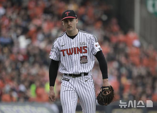 [서울=뉴시스] 정병혁 기자 = 26일 서울 송파구 잠실야구장에서 열린 2025 KBO 한국시리즈 1차전 한화 이글스와 LG 트윈스의 경기, 5회초 이닝을 마친 LG 선발 톨허스트가 더그아웃을 향하고 있다. 2025.10.26. jhope@newsis.com