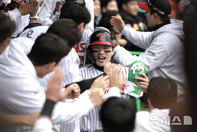 [서울=뉴시스] 정병혁 기자 = 26일 서울 송파구 잠실야구장에서 열린 2025 KBO 한국시리즈 1차전 한화 이글스와 LG 트윈스의 경기, 6회말 1사 만루 상황 LG 신민재가 2타점 적시타 때 홈인한 2루 주자 박해민이 더그아웃에서 동료들과 기뻐하고 있다. 2025.10.26. jhope@newsis.com