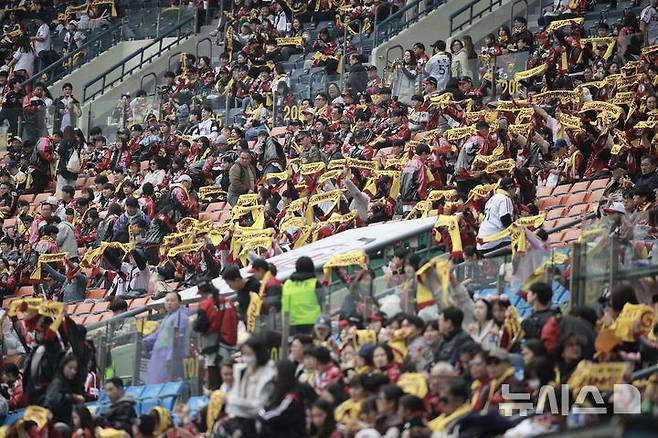 [서울=뉴시스] 정병혁 기자 = 26일 서울 송파구 잠실야구장에서 열린 2025 KBO 한국시리즈 1차전 한화 이글스와 LG 트윈스의 경기에 앞서 LG 팬들이 응원을 하고 있다. 2025.10.26. jhope@newsis.com