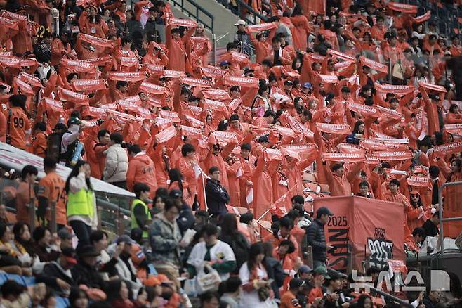 [서울=뉴시스] 정병혁 기자 = 26일 서울 송파구 잠실야구장에서 열린 2025 KBO 한국시리즈 1차전 한화 이글스와 LG 트윈스의 경기에 앞서 한화 팬들이 응원을 하고 있다. 2025.10.26. jhope@newsis.com