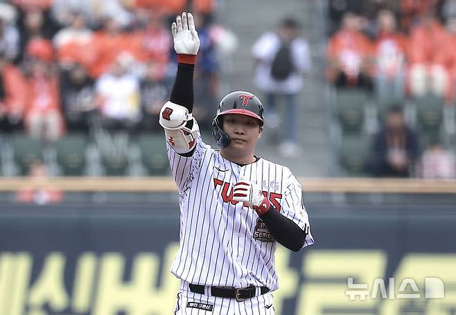 [서울=뉴시스] 정병혁 기자 = 26일 서울 송파구 잠실야구장에서 열린 2025 KBO 한국시리즈 1차전 한화 이글스와 LG 트윈스의 경기, 1회말 1사 3루 상황 LG 문보경이 1타점 2루타를 친 뒤 베이스를 밟고 있다. 2025.10.26. jhope@newsis.com