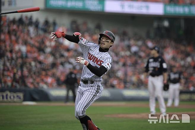 [서울=뉴시스] 정병혁 기자 = 26일 서울 송파구 잠실야구장에서 열린 2025 KBO 한국시리즈 1차전 한화 이글스와 LG 트윈스의 경기, 5회말 무사 주자없는 상황 LG 박해민이 솔로포를 친 뒤 기뻐하고 있다. 2025.10.26. jhope@newsis.com