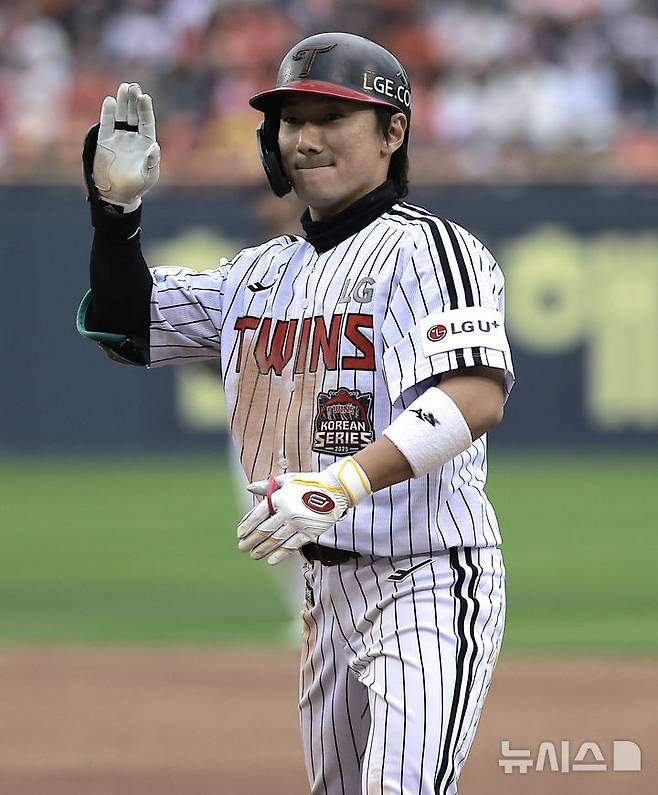 [서울=뉴시스] 정병혁 기자 = 26일 서울 송파구 잠실야구장에서 열린 2025 KBO 한국시리즈 1차전 한화 이글스와 LG 트윈스의 경기, 6회말 1사 만루 상황 LG 신민재가 2타점 적시타를 친 뒤 세리머니를 하고 있다. 2025.10.26. jhope@newsis.com