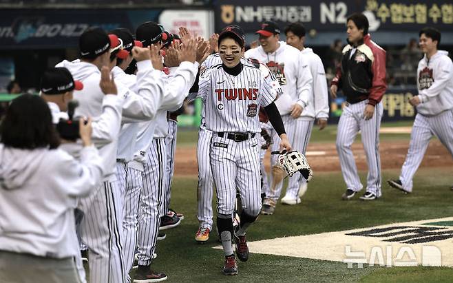 [서울=뉴시스] 정병혁 기자 = 26일 서울 송파구 잠실야구장에서 열린 2025 KBO 한국시리즈 1차전 한화 이글스와 LG 트윈스의 경기, 8-2로 승리한 LG 박해민을 비롯한 선수들이 감독 및 코치진과 기뻐하고 있다. 2025.10.26. jhope@newsis.com