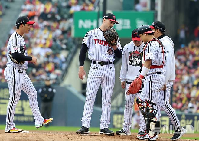 [서울=뉴시스] 이영환 기자 = 26일 오후 서울 송파구 잠실야구장에서 열린 2025 KBO 한국시리즈 1차전 한화 이글스와 LG 트윈스의 경기, 6회초 2실점한 LG 선발 톨허스트가 생각에 잠겨 있다. 2025.10.26. 20hwan@newsis.com