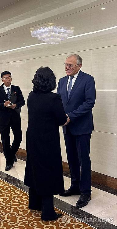 주북 러시아 대사, 최선희 북한 외무상 배웅 (서울=연합뉴스) 알렉산드르 마체고라 주북한 러시아 대사가 26일 평양국제비행장에서 러시아를 방문하는 최선희 북한 외무상을 배웅하는 모습. [주북 러시아 대사관 텔레그램, 재판매 및 DB 금지] 2025.10.26 nkphoto@yna.co.kr