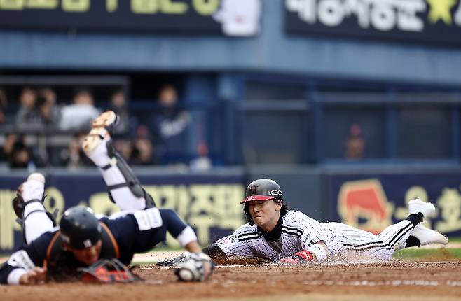 26일 서울 잠실야구장에서 열린 2025 프로야구 한국 시리즈 한화 이글스 대 LG 트윈스 1차전 경기. 5회 말 1사 3루 때 LG 신민재가 3루수 송구 실책으로 득점에 성공하고 있다. 연합뉴스