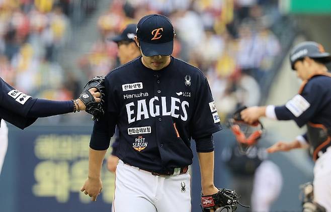 26일 서울 잠실야구장에서 열린 2025 프로야구 KBO 리그 포스트 시즌 한국 시리즈 1차전 한화 이글스와 LG 트윈스의 경기. 한화 선발 투수 문동주가 5회 교체 후 아쉬워하며 마운드에서 내려오고 있다. 연합뉴스