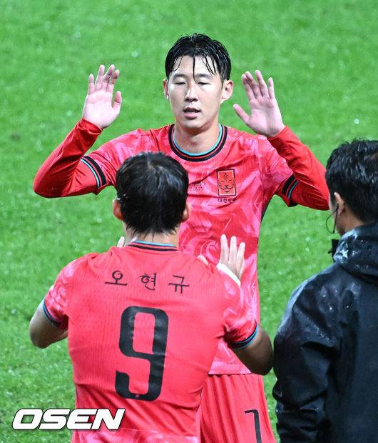 [OSEN=서울월드컵경기장, 이대선 기자] 홍명보 감독이 이끄는 대한민국 대표팀은 10일 오후 서울월드컵경기장에서 '세계 최강' 브라질과 A매치 평가전을 가졌다.한국이 브라질을 상대로 마지막으로 웃은 건 1999년 3월 28일이었다. 당시 잠실에서 열린 친선경기에서 김도훈의 결승골로 1-0 승리를 거뒀다. 다만, 그 승리가 마지막이었다. 한국은 브라질을 상대로 1승 1무 8패에 그쳤다. 브라질과의 이번 경기는 단순한 친선전이 아닌, 2026 북중미 월드컵을 향한 본격적인 시험대다.&nbsp;후반 한국 손흥민이 오현규와 교체되고 있다. 2025.10.10 /sunday@osen.co.kr