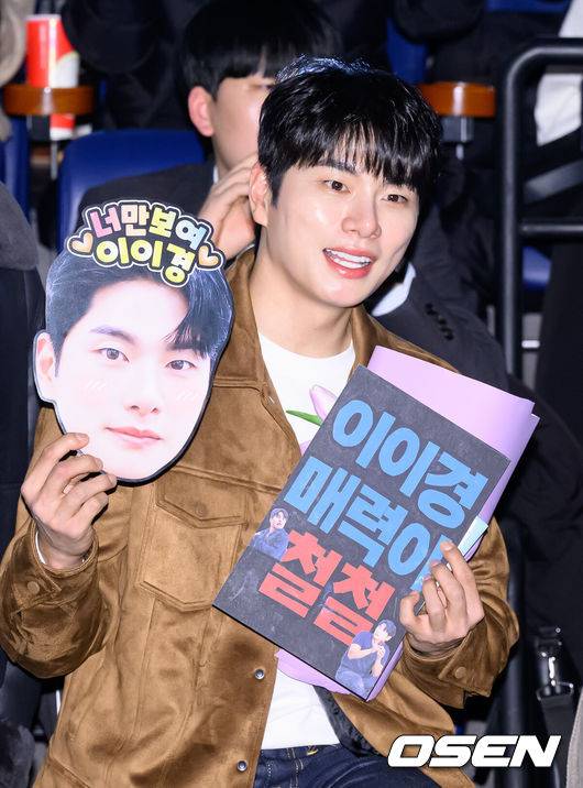 [OSEN=이대선 기자] 22일 서울 CGV 용산아이파크몰에서 영화 '히트맨2'(감독 최원섭) 무대인사가 진행됐다.‘히트맨2’는 대히트 흥행 작가에서 순식간에 ‘뇌절작가’로 전락한 ‘준’(권상우 분)이 야심 차게 선보인 신작 웹툰을 모방한 테러가 발생하고, 하루아침에 범인으로 몰리면서 벌어지는 코믹 액션 영화다.&nbsp;오는 22일 개봉.배우 이이경이 관객과 기념촬영을 하고 있다. /2025.01.22 /sunday@osen.co.kr