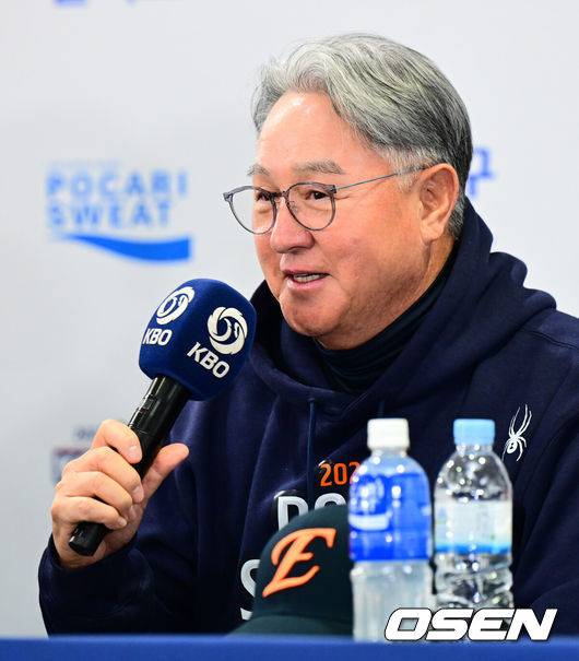 [OSEN=잠실, 지형준 기자] 25일 오후 서울 잠실야구장에서 2025&nbsp;신한 SOL뱅크 KBO 한국시리즈&nbsp;미디어데이가 열렸다.2023시즌 통합우승 이후 2년 만에 통합우승을 노리는 LG는 염경엽 감독과 주장 박해민, 임찬규, 2006년 이후 19년 만에 한국시리즈 무대에 오른 한화에서는 김경문 감독과 주장 채은성, 정우주가 참석했다.&nbsp;한화 김경문 감독이 질문에 답을 하고 있다. 2025.10.25 /jpnews@osen.co.kr