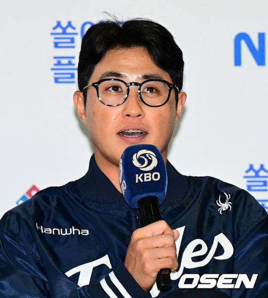 [OSEN=잠실, 지형준 기자] 25일 오후 서울 잠실야구장에서 2025&nbsp;신한 SOL뱅크 KBO 한국시리즈&nbsp;미디어데이가 열렸다.2023시즌 통합우승 이후 2년 만에 통합우승을 노리는 LG는 염경엽 감독과 주장 박해민, 임찬규, 2006년 이후 19년 만에 한국시리즈 무대에 오른 한화에서는 김경문 감독과 주장 채은성, 정우주가 참석했다.&nbsp;한화 채은성이 출사표를 말하고 있다. 2025.10.25 /jpnews@osen.co.kr