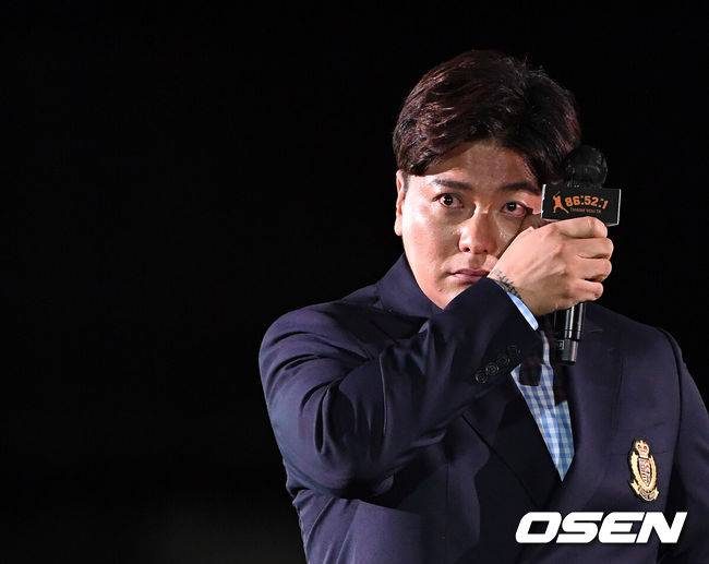 [OSEN=대전, 지형준 기자] 29일 오후 대전 한화생명이글스파크에서 한화 ‘레전드' 김태균의 등번호 52번 영구결번식과 은퇴식이 열렸다.김태균이 은퇴사를 하며 울먹이고 있다. 2021.05.29 /jpnews@osen.co.kr