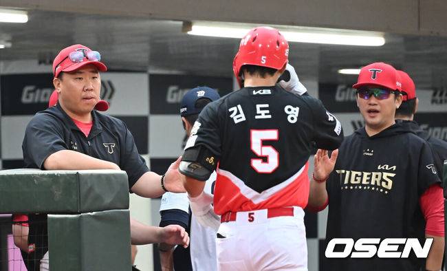 [OSEN=부산, 이석우 기자] 6일 부산 사직야구장에서 2025 신한 SOL 뱅크 KBO 리그 롯데 자이언츠와 KIA 타이거즈의 경기가 열렸다. 홈팀 롯데는 데이비슨이, 방문팀 KIA는 올러가 선발 출전했다.KIA 타이거즈 이범호 감독이 1회초 1사 3루 유격수 앞 1타점 땅볼을 친 김도영과 하이파이브를 하고 있다. 2025.08.06 / foto0307@osen.co.kr