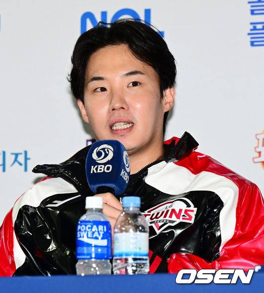 [OSEN=잠실, 지형준 기자] 25일 오후 서울 잠실야구장에서 2025&nbsp;신한 SOL뱅크 KBO 한국시리즈&nbsp;미디어데이가 열렸다.2023시즌 통합우승 이후 2년 만에 통합우승을 노리는 LG는 염경엽 감독과 주장 박해민, 임찬규, 2006년 이후 19년 만에 한국시리즈 무대에 오른 한화에서는 김경문 감독과 주장 채은성, 정우주가 참석했다.&nbsp;LG 임찬규가 출사표를 말하고 있다. 2025.10.25 /jpnews@osen.co.kr